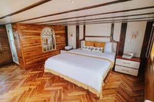 Zada-Nara_Komodo-Liveaboard-Phinisi_Master-Cabin_02