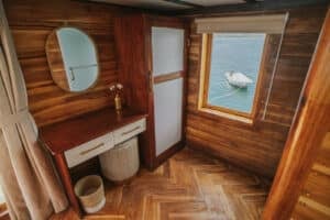 Zada-Nara_Komodo-Liveaboard-Phinisi_Master-Cabin_04