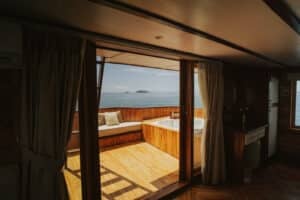 Zada-Nara_Komodo-Liveaboard-Phinisi_Master-Cabin_05