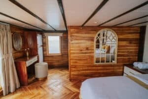 Zada-Nara_Komodo-Liveaboard-Phinisi_Master-Cabin_08