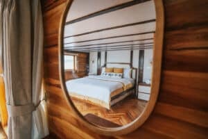 Zada-Nara_Komodo-Liveaboard-Phinisi_Master-Cabin_10