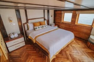 Zada-Nara_Komodo-Liveaboard-Phinisi_Master-Cabin_14
