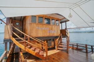 Zada-Nara_Komodo-Liveaboard-Phinisi_Social-Area_10