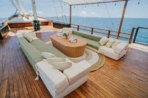 Zada-Nara_Komodo-Liveaboard-Phinisi_Social-Area_14