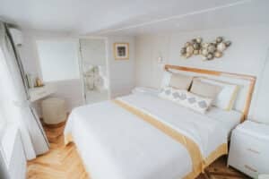 Zada-Nara_Komodo-Liveaboard-Phinisi_Suite-Cabin_08