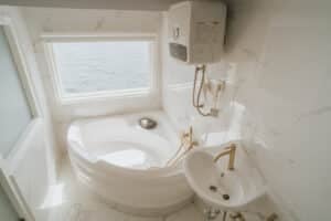 Zada-Nara_Komodo-Liveaboard-Phinisi_Suite-Cabin_13