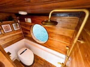 Kimochi-Voyages_Komodo-Liveaboard-Phinisi_Bathroom_03