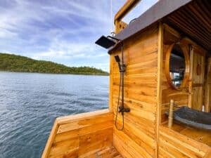 Kimochi-Voyages_Komodo-Liveaboard-Phinisi_Bathroom_04