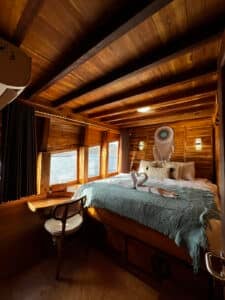 Sands-Bajo_Komodo-Liveaboard-Phinisi_Deluxe-Cabin_04