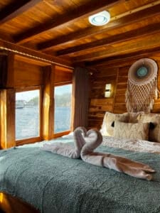 Sands-Bajo_Komodo-Liveaboard-Phinisi_Deluxe-Cabin_06