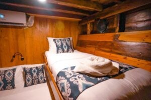 ADISHREE_Komodo-Liveaboard-Phinisi_Cabin-2_07