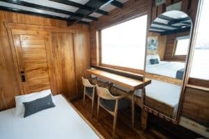 ANDALUCIA_Komodo-Liveaboard-Phinisi_Cabin-1_06