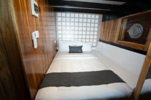 ANDALUCIA_Komodo-Liveaboard-Phinisi_Cabin-3_05