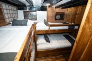 ANDALUCIA_Komodo-Liveaboard-Phinisi_Cabin-4_01