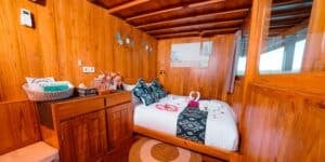ANDAMARI_Komodo-Liveaboard-Phinisi_Cabin-1_02