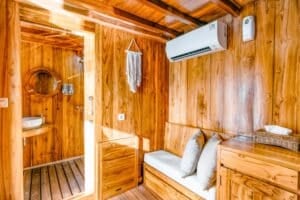 ANDAMARI_Komodo-Liveaboard-Phinisi_Cabin-1_05