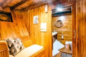 ANDAMARI_Komodo-Liveaboard-Phinisi_Cabin-2_02